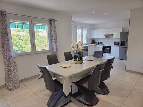 Kitchen or kitchenette, Dining area, air conditioner