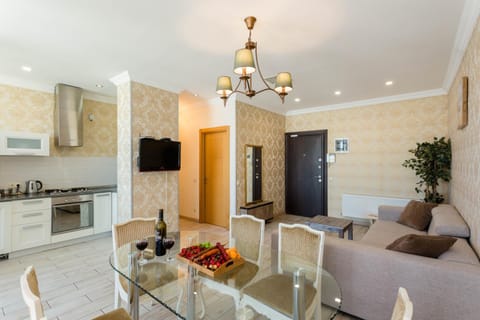 TV and multimedia, Kitchen or kitchenette, Living room, Food and drinks, Seating area, Dining area, Food, minibar, oven, stove
