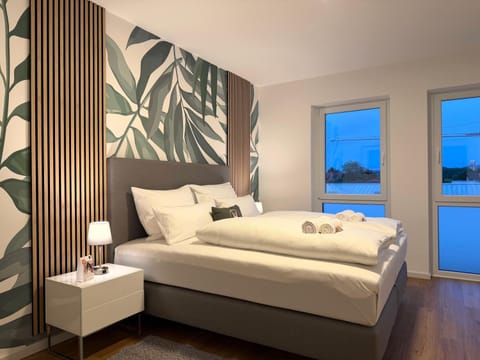 Bed, Bedroom, towels