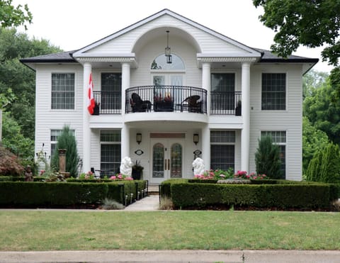 Property building, Facade/entrance, Day, Garden, Garden view