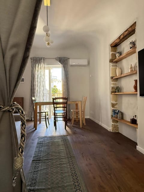 Seating area, Dining area, air conditioner