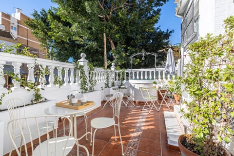 Property building, Patio, Spring, Day, Garden, Balcony/Terrace, Dining area, Garden view