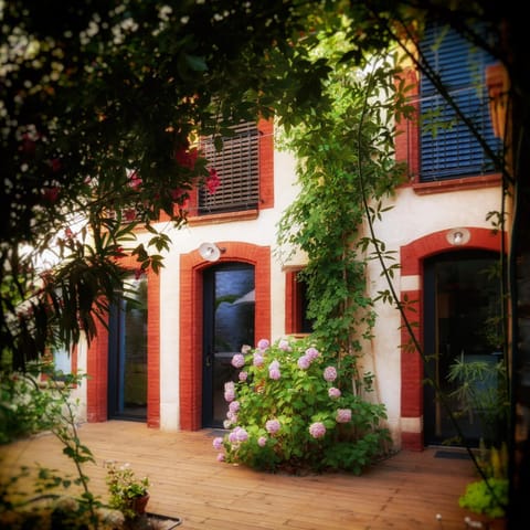 Property building, Facade/entrance, Garden