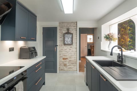Kitchen or kitchenette, dishwasher, oven