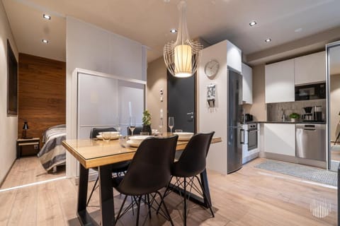 Kitchen or kitchenette, Dining area