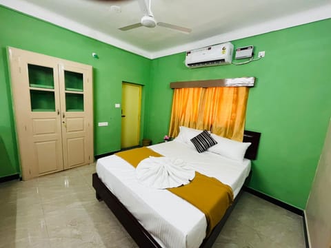 Bed, Photo of the whole room, Bedroom, air conditioner