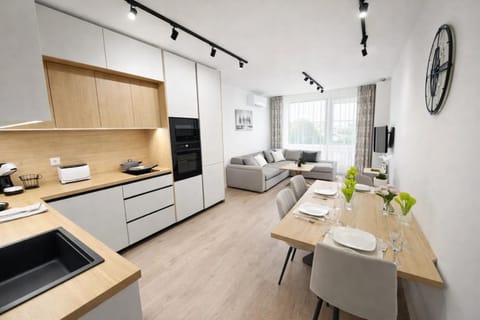 Coffee/tea facilities, Kitchen or kitchenette, Living room, Seating area, Dining area