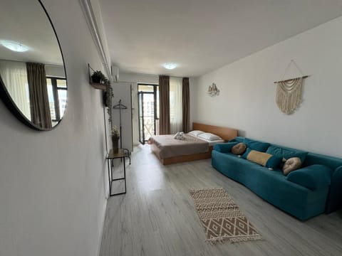 Bed, TV and multimedia, Living room, Photo of the whole room, Seating area, Bedroom