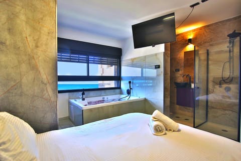 Bed, Hot Tub, TV and multimedia, Bedroom