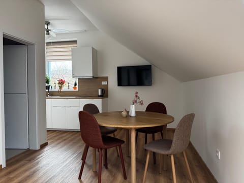 Kitchen or kitchenette, Seating area