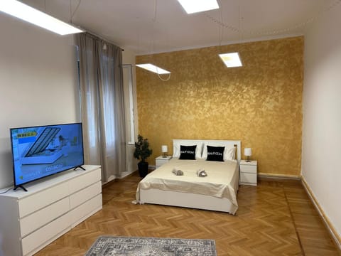 Bed, TV and multimedia, Bedroom