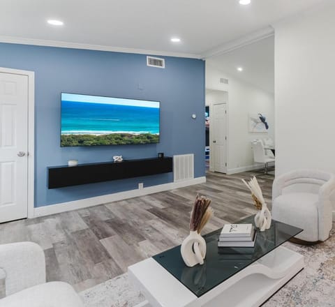 Communal lounge/ TV room, Living room, Seating area, Evening entertainment