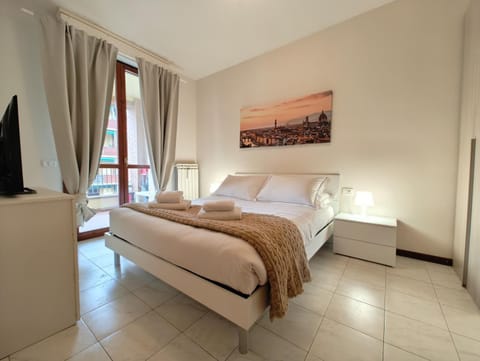 Bed, TV and multimedia, Bedroom