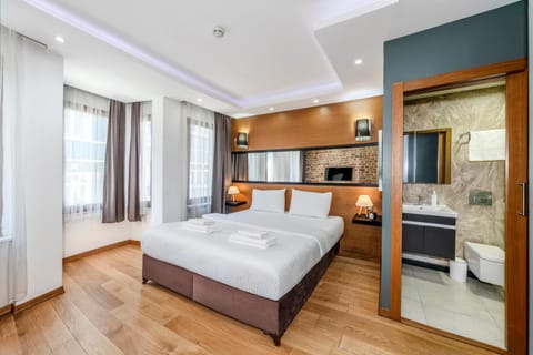 Bed, TV and multimedia, Kitchen or kitchenette, Living room, Photo of the whole room, Seating area, Bedroom, minibar, towels