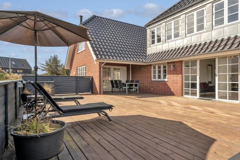 Property building, Balcony/Terrace, sunbed