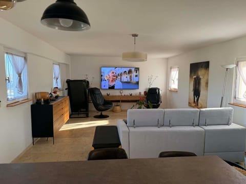 Communal lounge/ TV room, TV and multimedia, Living room, Seating area