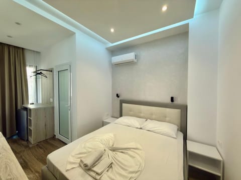 Bed, View (from property/room), Balcony/Terrace, Dining area, Quiet street view, Inner courtyard view