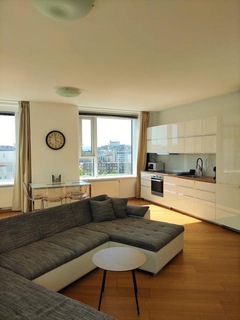 View (from property/room), Kitchen or kitchenette, Living room, Seating area, Dining area, City view, Landmark view, stove