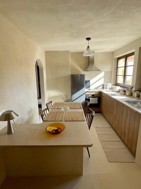 Dining area, kitchen