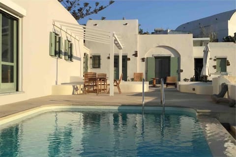 Property building, Day, Swimming pool