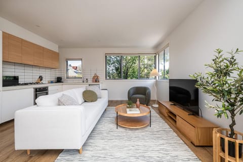 TV and multimedia, Kitchen or kitchenette, Living room, Seating area