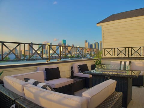 Patio, Day, View (from property/room), Balcony/Terrace, Seating area, City view