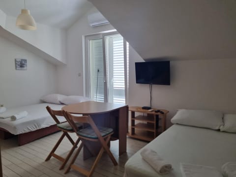 Bed, TV and multimedia, Photo of the whole room, Seating area, Dining area