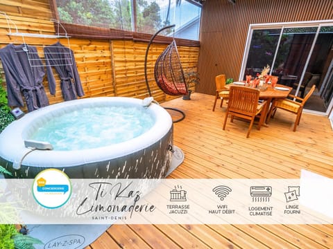 Patio, Day, Hot Tub