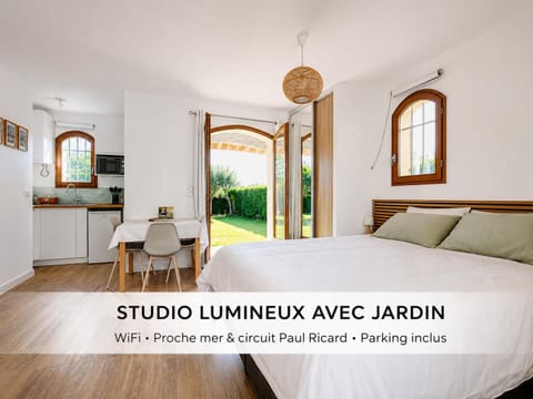 Bed, Living room, Photo of the whole room, Bedroom