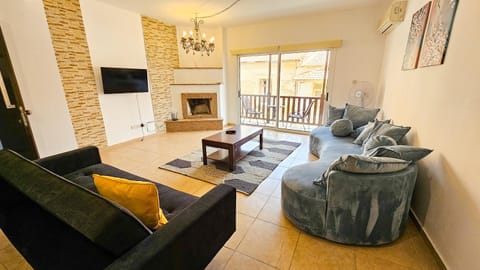 Communal lounge/ TV room, TV and multimedia, Living room, Seating area, Evening entertainment