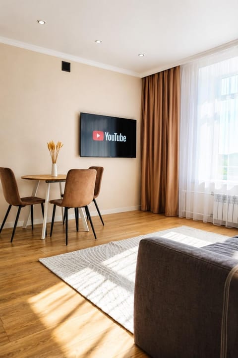 TV and multimedia, Living room, Seating area, Dining area