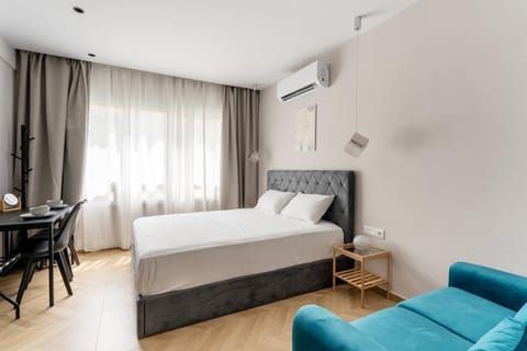 Bed, Living room, Photo of the whole room, Seating area, Bedroom, air conditioner