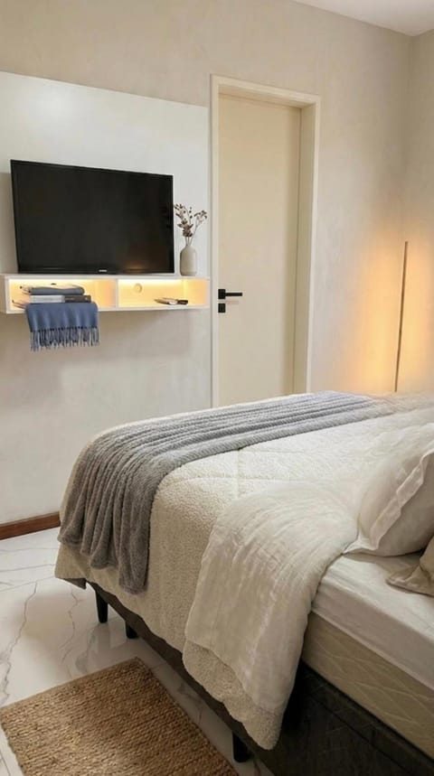 Bed, TV and multimedia, Bedroom