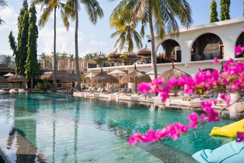 Swimming pool, sunbed
