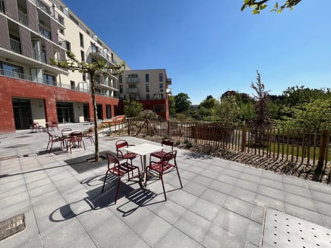 Restaurant/places to eat, Balcony/Terrace