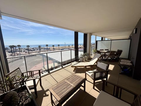View (from property/room), Balcony/Terrace, Dining area, Sea view