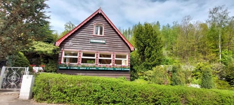 Property building, Spring, Day, Natural landscape, Garden, Pets, Garden view, pet friendly