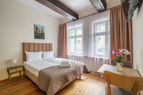 Bed, TV and multimedia, Photo of the whole room, Seating area, Bedroom