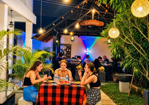 Property building, Restaurant/places to eat, People, Living room, Food and drinks, Banquet/Function facilities, Seating area, Food, Drinks, group of guests, wedding