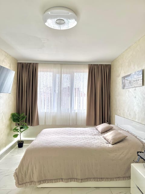 Bed, TV and multimedia, Photo of the whole room, Bedroom