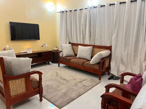 Communal lounge/ TV room, TV and multimedia, Living room, Seating area