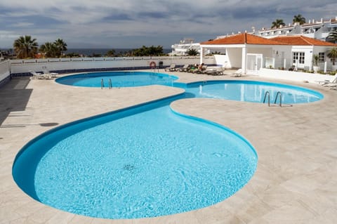 Day, Natural landscape, Pool view, Swimming pool, sunbed