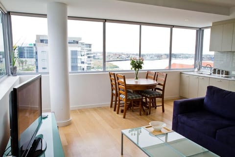 Kitchen or kitchenette, Living room, Seating area, Dining area