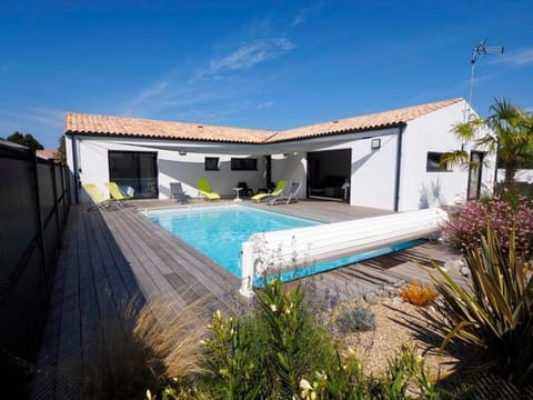 Property building, Patio, Day, Natural landscape, Pool view, Swimming pool, sunbed