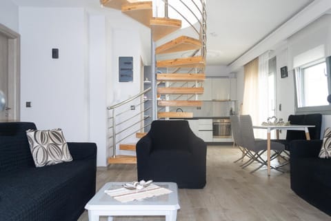Kitchen or kitchenette, Living room, Seating area, Dining area