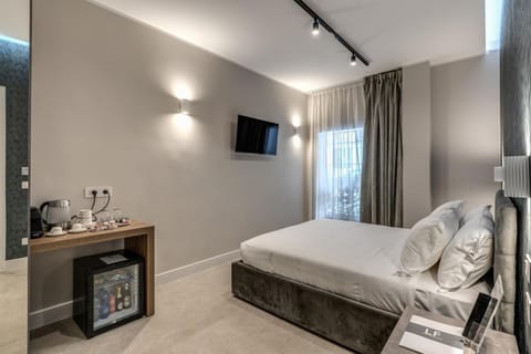 Bed, TV and multimedia, Photo of the whole room, Bedroom