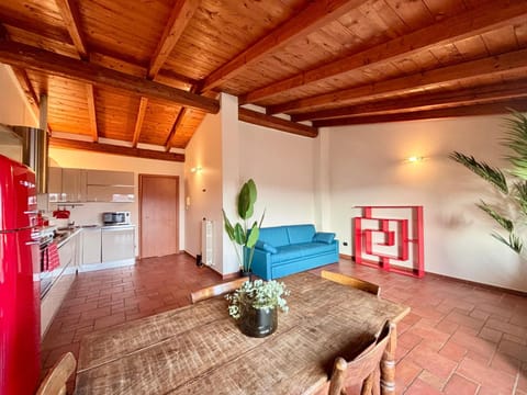 Kitchen or kitchenette, Living room, Seating area, Dining area, oven, stove
