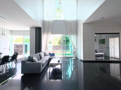 Living room, Photo of the whole room, Seating area, Garden view