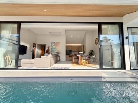 Patio, Kitchen or kitchenette, Living room, Seating area, Dining area, Pool view, Swimming pool, sunbed