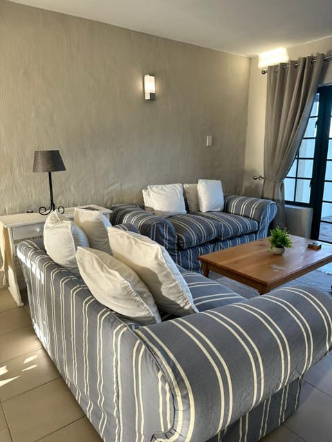 Living room, Photo of the whole room, Seating area